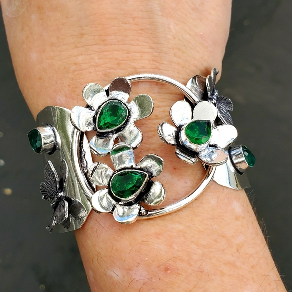 New Unique Peridot Butterflies and Flowers Silver Cuff Bracelet. - Picture 10 of 16